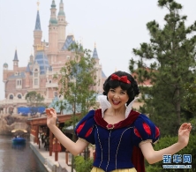 上海迪士尼度假区开园 “白雪公主”微笑迎客