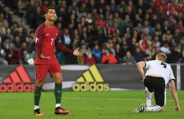 欧洲杯-葡萄牙平奥地利  C罗失点越位进球沮丧
