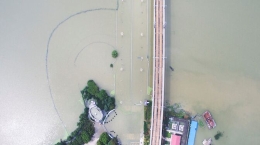 组图：武汉汤逊湖大桥桥面漫水被封闭