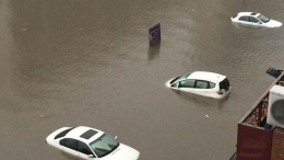 河北邯郸大暴雨致严重内涝汽车被水淹没大半