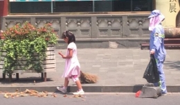 上海高温40℃小女孩帮环卫工妈妈扫地