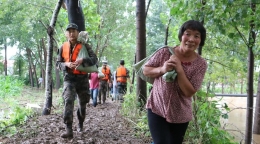 河南安阳遭受暴雨袭击致洪灾 当地群众联合武警官兵紧急抢险