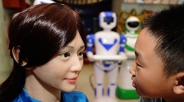 湖南首家机器人5S店落户长沙 智能美女吸睛