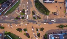 航拍湖北宜昌遭暴雨袭击 公路成“黄河”（图）