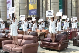 上海40位妻子行为艺术抗议丈夫过度加班