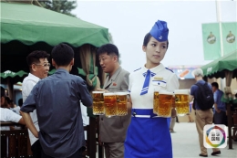 平壤啤酒节：喝啤酒吃烤串兴高采烈