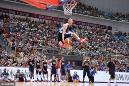 扣篮表演1米76草根飞跃6人王潼秀滞空