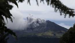 哥斯达黎加火山持续喷发 民众生活受影响