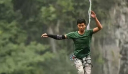 重庆举行世界高空扁带邀请赛 选手展示 “空中起舞”