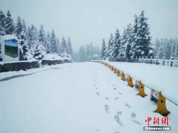 新疆天池飘落第一场雪 景色犹如水墨画