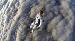 俄男子体验高空云层跳伞 惊艳刺激