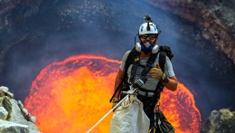 摄像师火山口宿营 与滚烫岩浆亲密接触