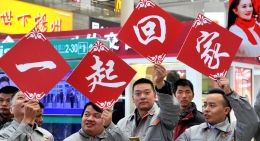 上海迎返乡客流小高峰 火车站内年味浓