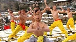 少林武僧雪地赤膊上阵苦练功 最小仅6岁