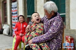 “爱心奶奶”和她收养的孩子们