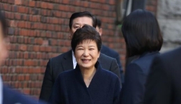 韩前总统朴槿惠结束问讯后返家 向支持者微笑致意