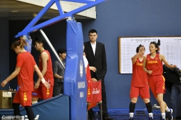 姚明现身女篮训练课主帅亲身示范动作