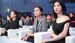 潘晓婷柳岩同台竞艳现场助阵格斗比赛