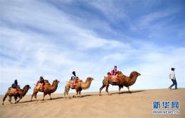 一带一路·好风光|敦煌鸣沙山上体验大漠驼队