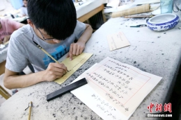 陕西咸阳一高校学生小楷写家书 每月一封