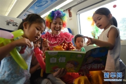 高铁“动姐”与小乘客共迎儿童节