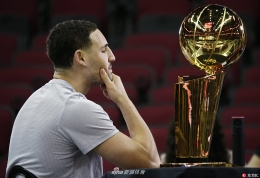 冠军的诱惑！NBA球星看奖杯的眼神暴露了一切