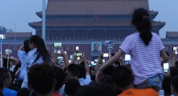 数万游客观看天安门广场升国旗仪式庆“八一”