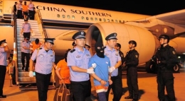 24名诈骗嫌犯押解回湖南 记者跟拍揭秘途中细节