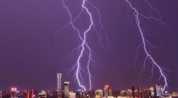 震撼！南昌突降暴雨 闪电飞舞“霹”向高楼