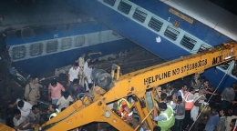 印度北方邦火车出轨事故 致上百人伤亡