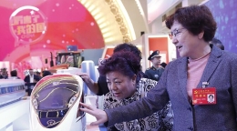 十九大代表参观“砥砺奋进的五年”大型成就展