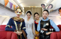 航空乘务组万米高空变装 开万圣节派对
