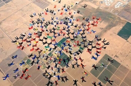 美217人同时跳伞摆图案刷新世界纪录