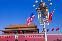 北京天安门前悬挂中美两国国旗