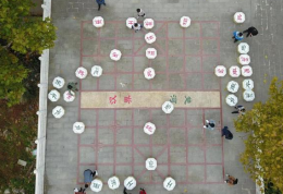 武汉一高校举办象棋比赛 每个棋子重约140斤