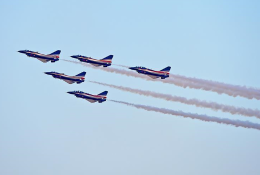 中国空军八一飞行表演队亮相迪拜航展