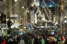 赫尔辛基举行亮灯仪式迎接圣诞季