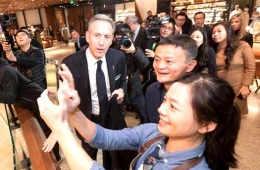 全球最大星巴克亮相上海 马云参观