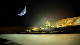 甘肃敦煌月牙泉昼夜雪景尽呈大漠“冬趣”