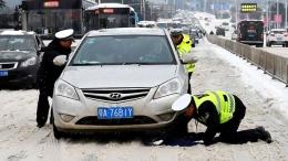 民警雪中护安全