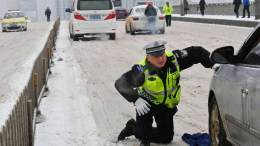 武汉交警跪在雪中推出百辆被困车辆