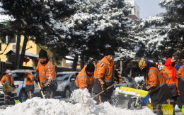 长春环卫工人清雪保路畅