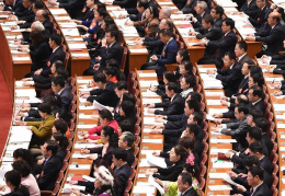 十三届全国人大一次会议举行第四次全体会议