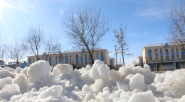 新疆北部迎强降雪 积雪厚度超10厘米