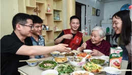 志愿者温暖空巢老人