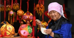 七旬中华巧女的绣球情