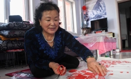 老艺人进学校传承剪纸艺术
