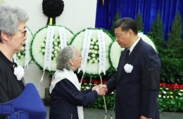 习近平与孙孚凌亲属握手