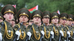 白俄举行独立日阅兵式
