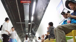 南京市民在防空洞纳凉